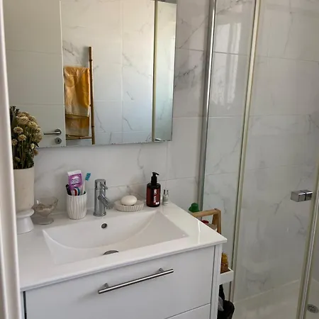 2 Bedroom In Lisbon Linda-a-Velha